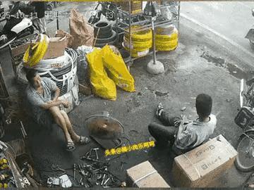 大哥，他可是真倒了，绝对不是在搞笑。活生生的一条人命快没了，这哥们竟泰然自若，
