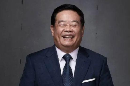 2018年的病房外，助理小王攥着刚听到的对话，手都气抖了，那个靠曹德旺100万救