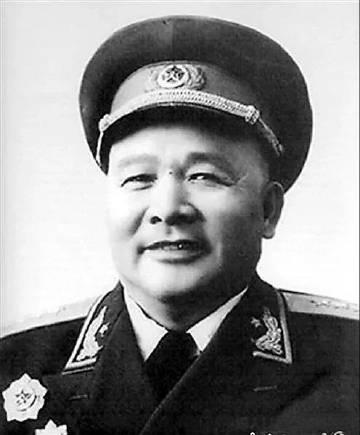 红色大将徐海东：十年未扬刀，威名震天下。1934年11月，程子华、徐海东、吴