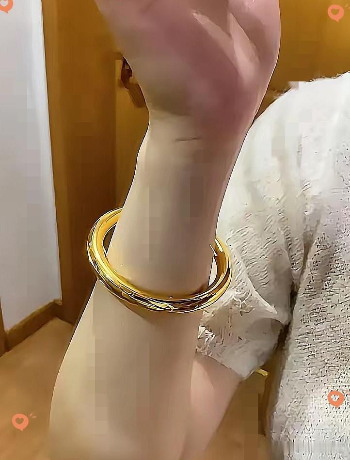 今天才发现，实物黄金已经跌得太狠了，42800块钱，折算下来就是1070每克