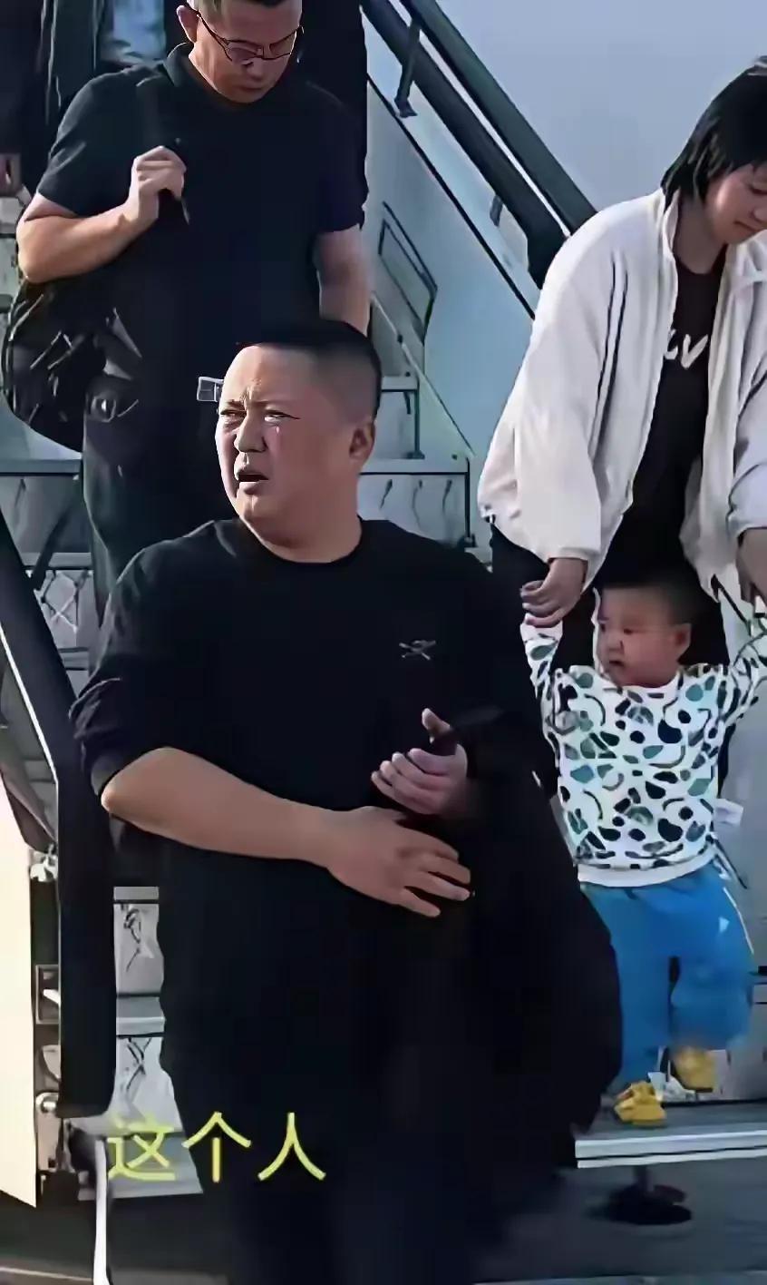 估计这位欧大哥自己也没有想到他本想在空姐和其他乘客面前装一波，空姐不小心碰他
