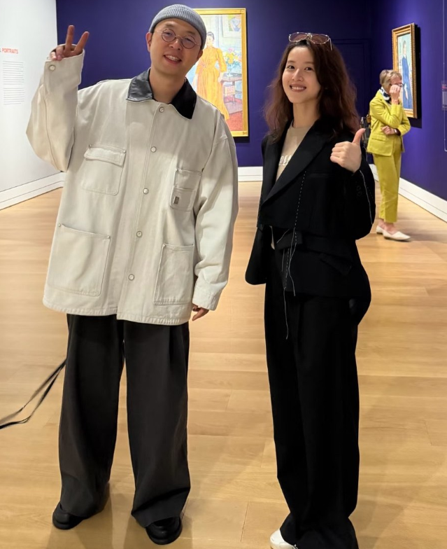 看了杜海涛和章泽天的合影我突然相信了沈梦辰说的话他们两个的关系，确实如沈梦辰
