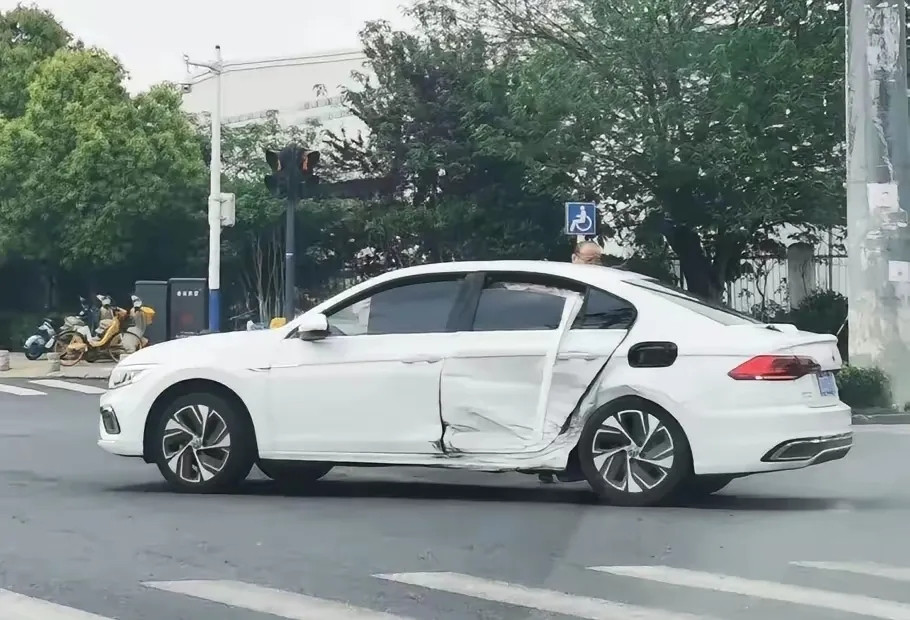 救命啊！我好好开着车，却被对方实线变道撞了个正着，整个侧面都受损严重。好在交警很