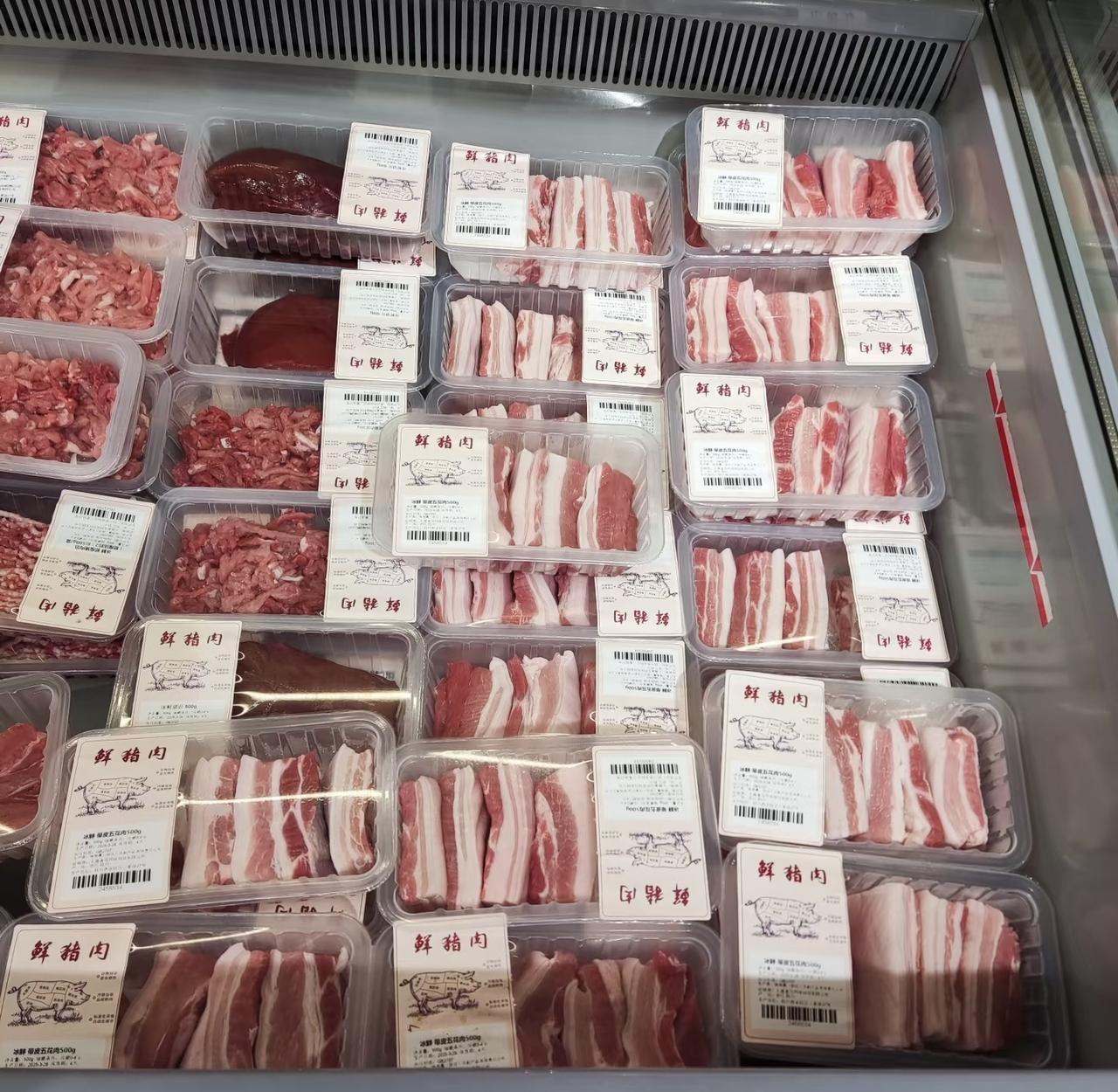 这发生在上海宝山的事儿,真是让人哭笑不得。一位老大妈,就因为一盒冻肉,瞬间成了“