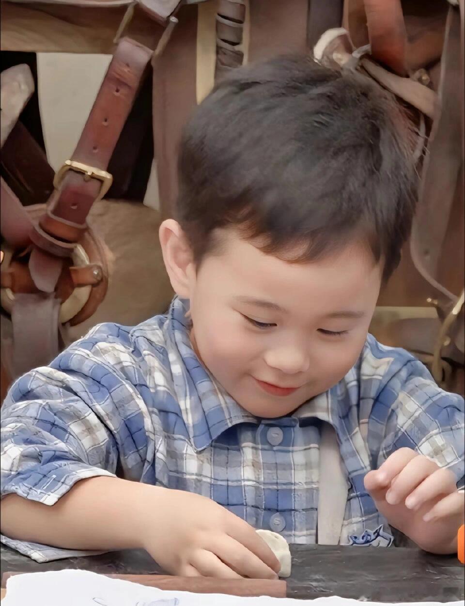 ee们都来看看马立奥包的饺子皮呀～松子：我爷爷吃不吃我做的饺子？​​​