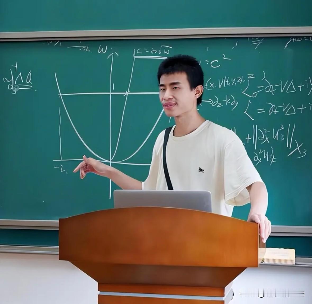 当初看不起他的人看看北大韦神，名不虚传，数学天才，至今三十多岁才评上副教授，因