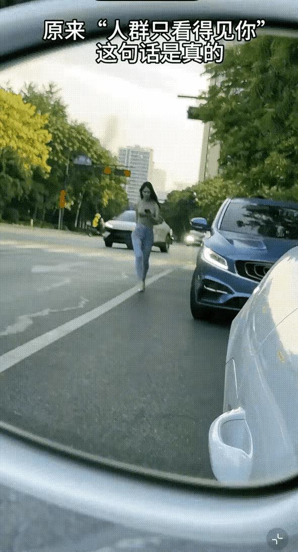 这样走路应该是腿有毛病，估计下地掰几天苞米能矫正过来。
