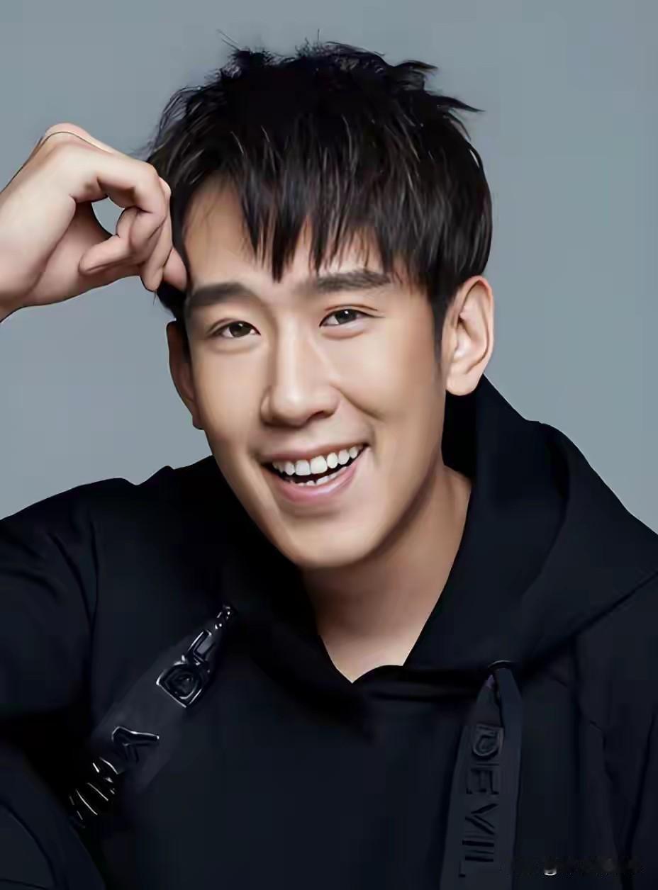 近日，一则喜剧演员于洋在电影路演现场被女子突然喊“大长脸”的视频，如同一颗投入娱