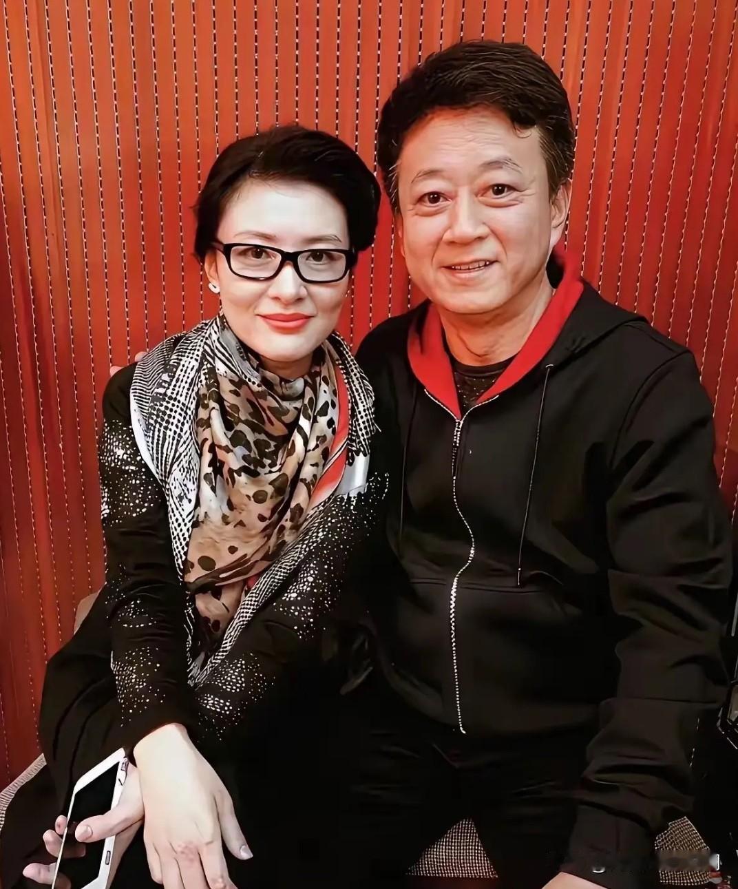这是曾经春晚舞台上的一对黄金搭档的一张合影。她离开央视之后，转型文化管理，在艺术