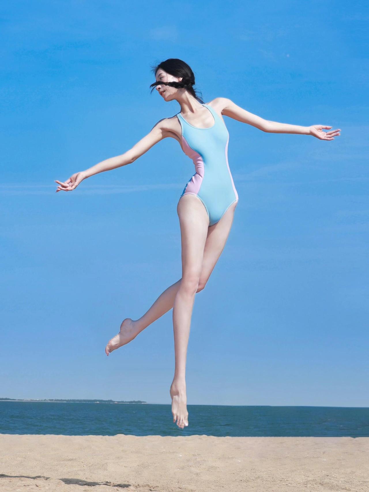 姐妹们，在海边拍泳装照，别再傻傻站着笑了！快来试试&;动态抓拍&;，效...