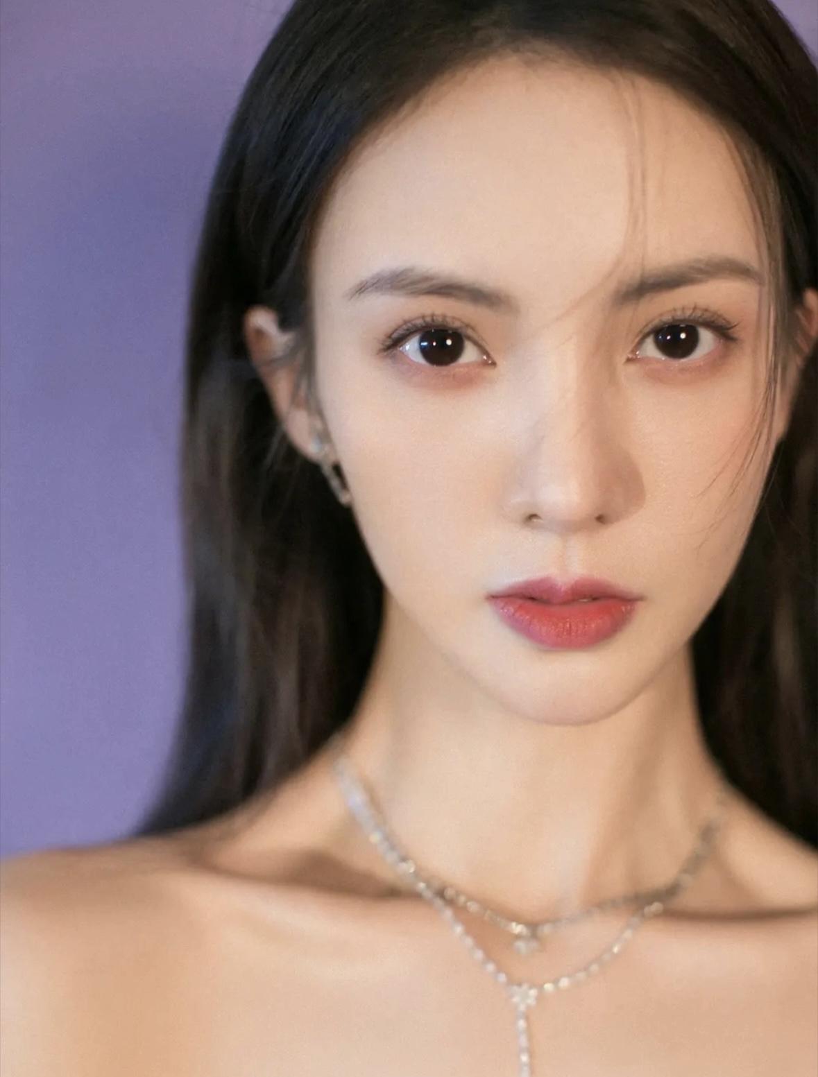 黄景瑜今晚估计睡不着了他实在不理解金晨长红十多年，参加过飙车节目，怎么会犯最