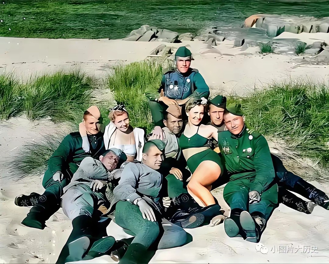 1945年，几名苏军士兵和德国女子，一张罕见的留影，看起来他们似乎很融洽这是1