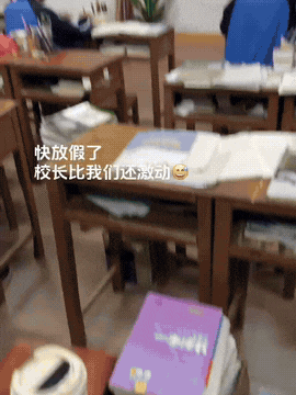 湖南长沙某学校校长火了！​学校放假了，校长在广播室忘关麦克风，并高歌一曲