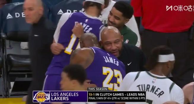 湖人为什么输给雄鹿的原因找到了。赛后詹姆斯和哈姆教练拥抱在一起，哈姆曾经执教詹姆