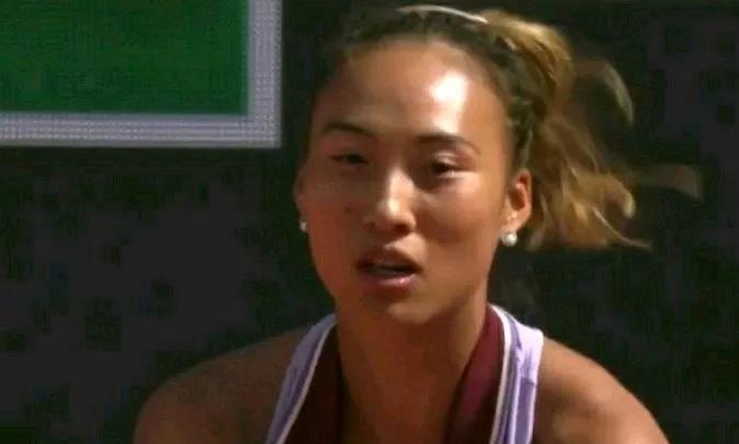 说实话：这2个双误太不应该了……郑钦文首盘输的太可惜了：完全可以赢的！首盘本