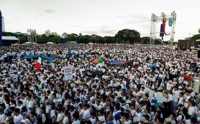 65万菲律宾民众走上马尼拉街头示威，小马科斯却却忙着“反华”表演。据菲媒报道，6