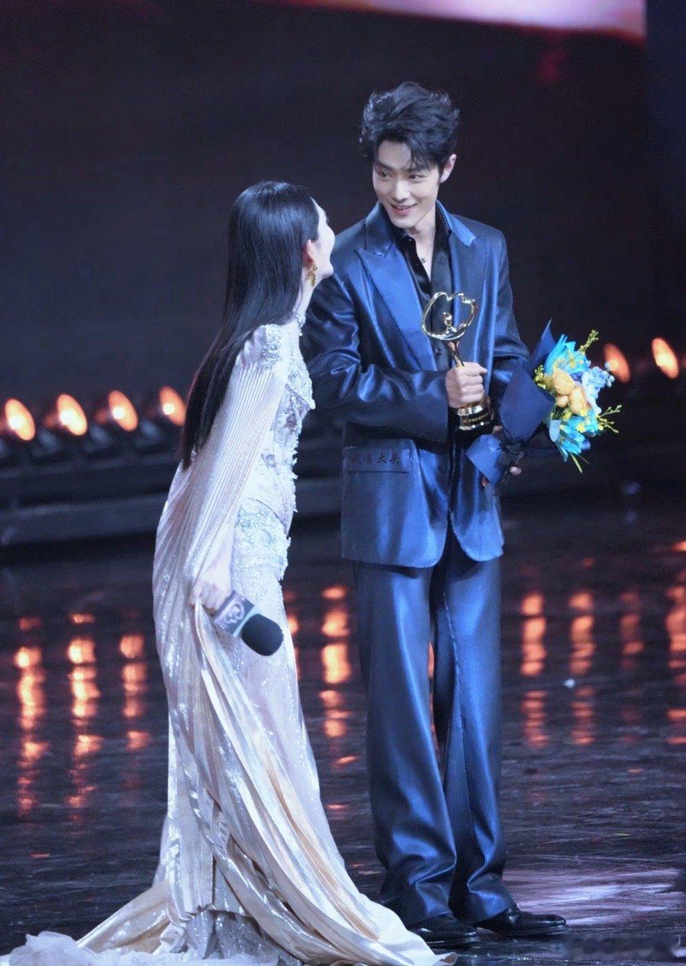 这张图也挺神的。娜姐知道男明星想闯出一片天太不容易了。所以她说还会发信息祝贺肖战