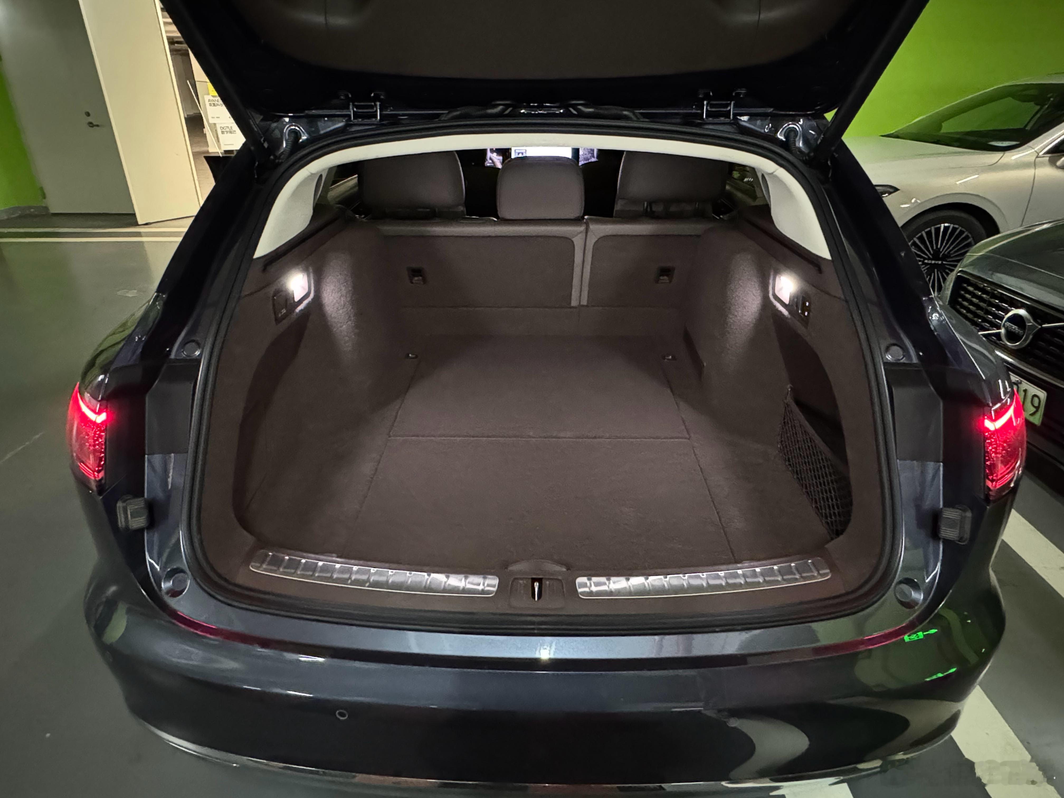 睡了下享界S9T的后备厢，后排放倒后我躺在上面不要太舒服，这点真的好评！不说出去