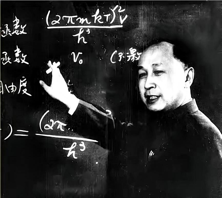 钱学森在课上讲工程控制论时，学员有点担心，生怕他讲英语自己听不懂。《工程控制