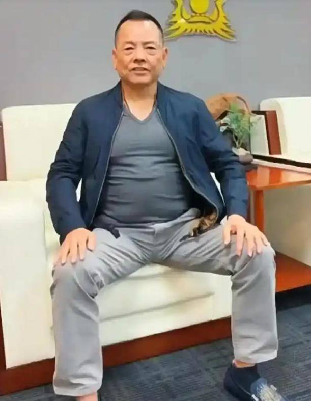 2012年，崩牙驹刑满释放后约见旧部洗米华，开口道，早年间我借给你3000万，现