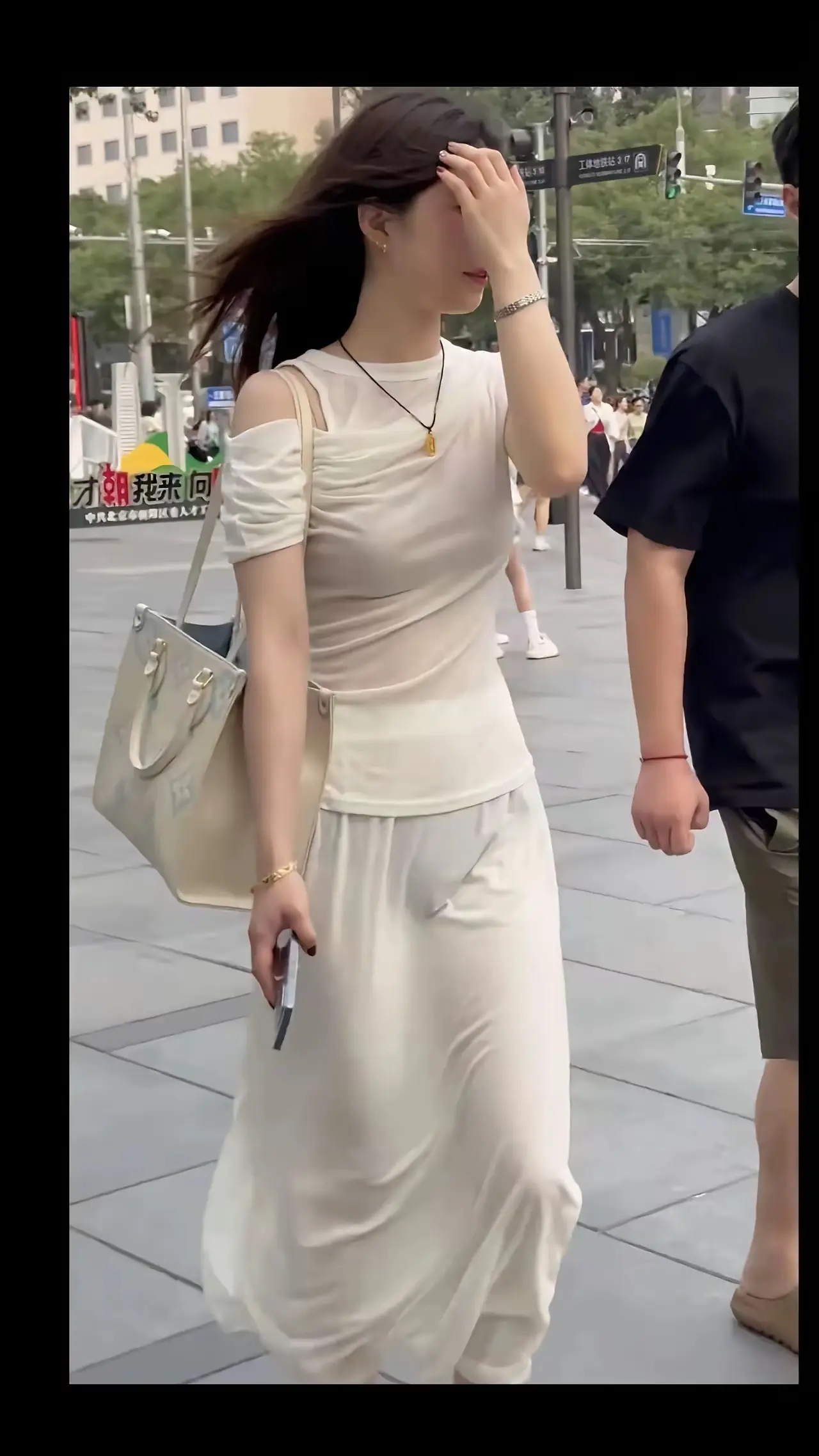 兄弟们，她拿的是华为还是苹果哇？