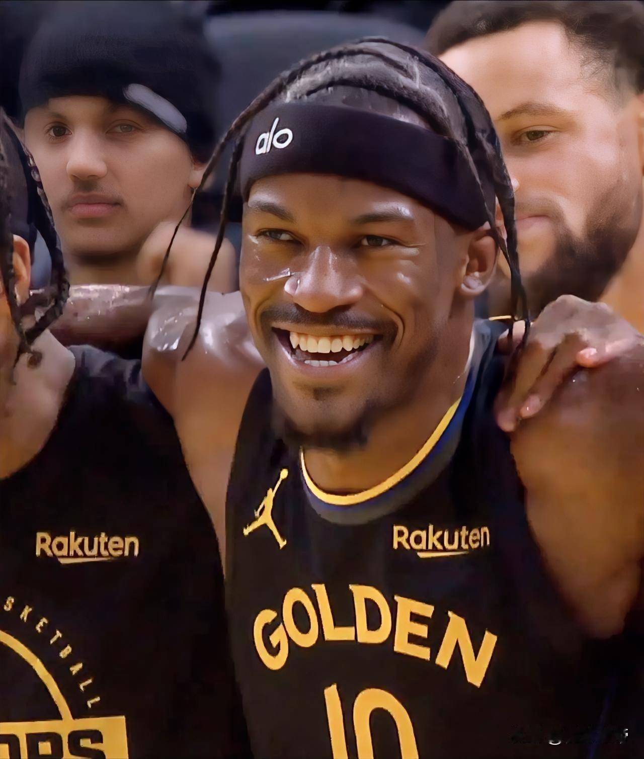 不愧为联盟最硬的男人，巴特勒重伤依然笑着走出球场！巴特勒的这一笑是放过自己了