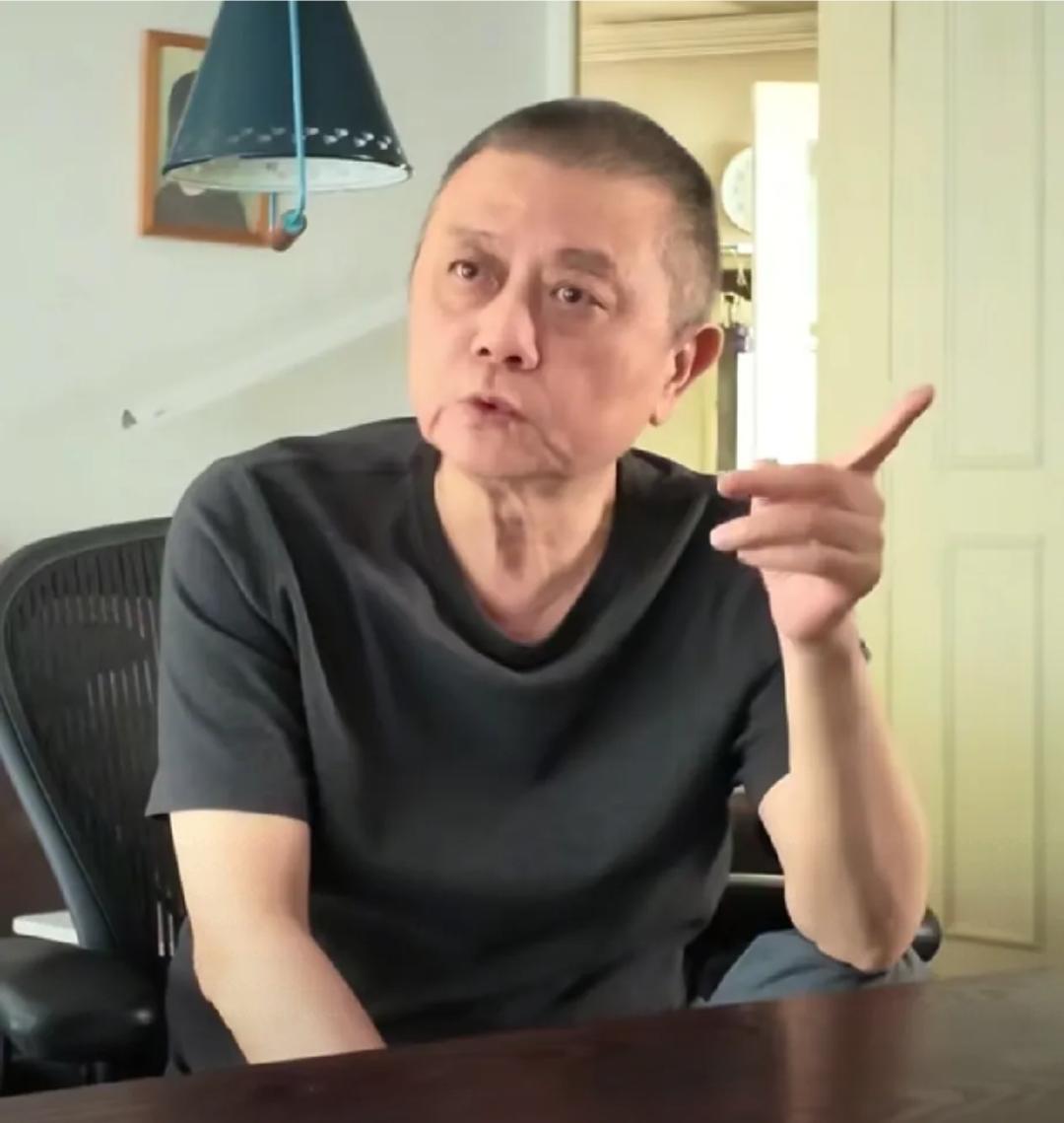 67岁的王朔一身毛病，也改不了他对甜食的钟爱。近日的他，展示家里冰箱，冰箱里都是