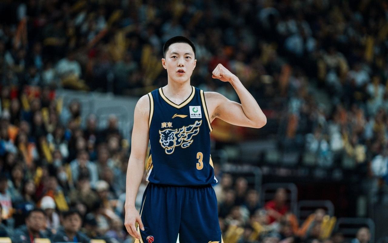 杜锋很生气！胡明轩对阵最弱的四川仅得到三分！虽然广东男篮大胜了四川男篮42分