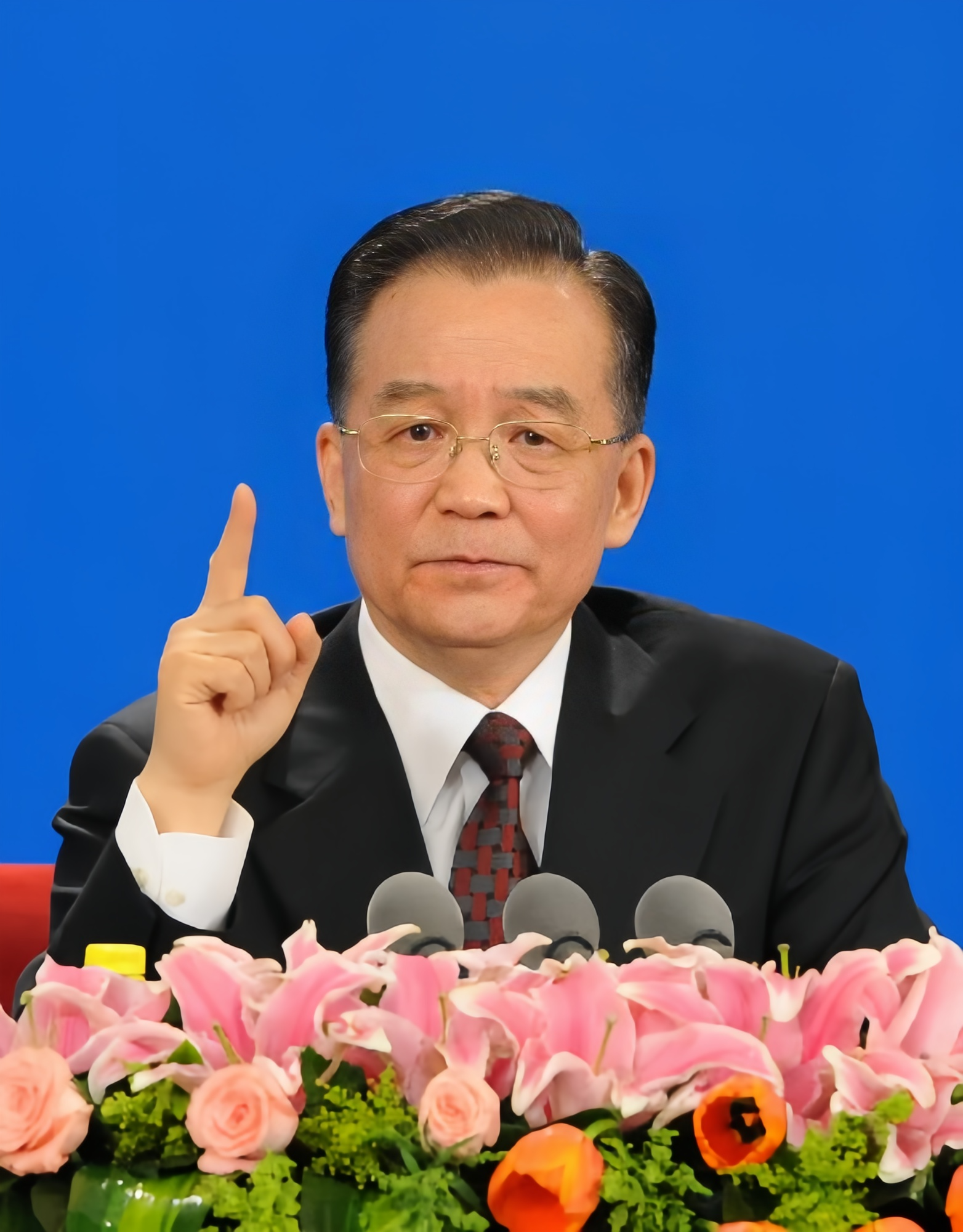温家宝总理说过很多名言，比如：信心比黄金和货币更重要。希望像一盏永不熄灭的明灯。