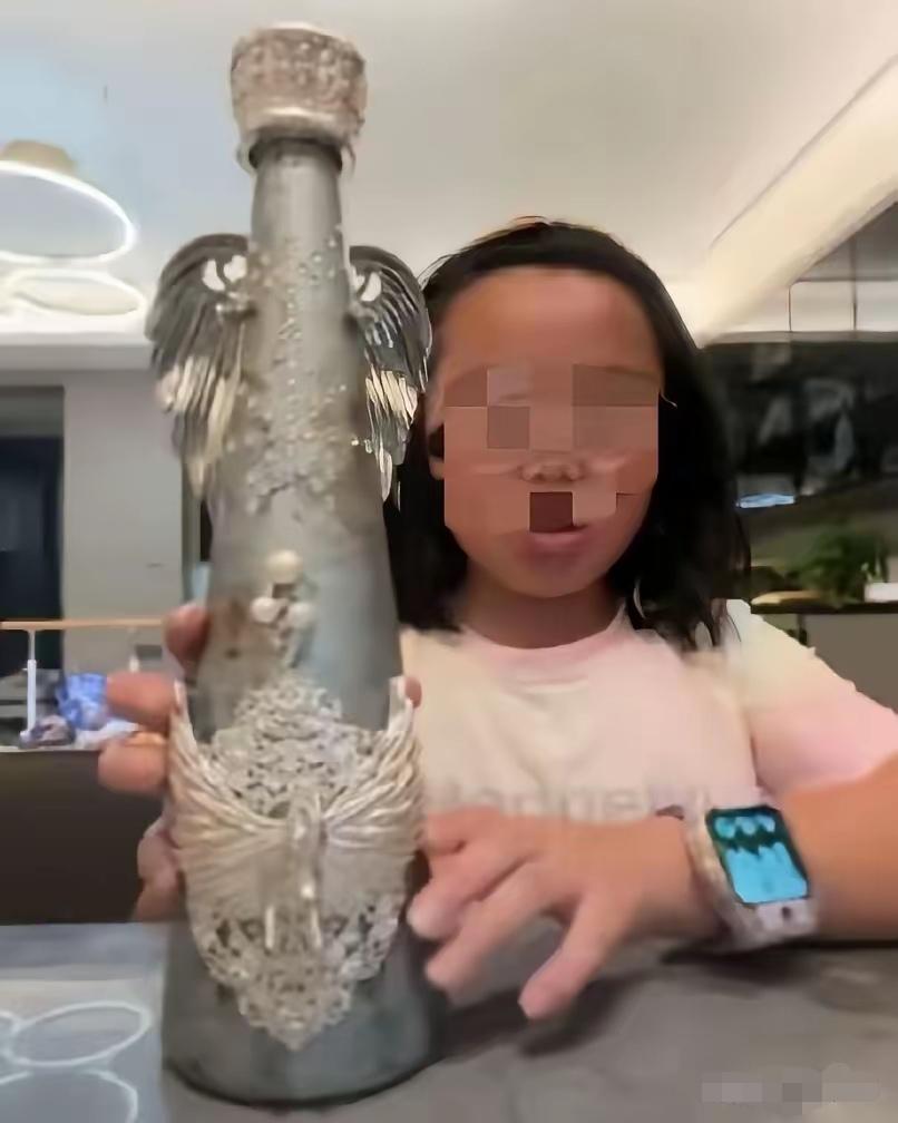贫穷限制了我的想象。刚刚刷到的，一个小女孩喝的水都是三千块钱一瓶的。这价钱简直惊