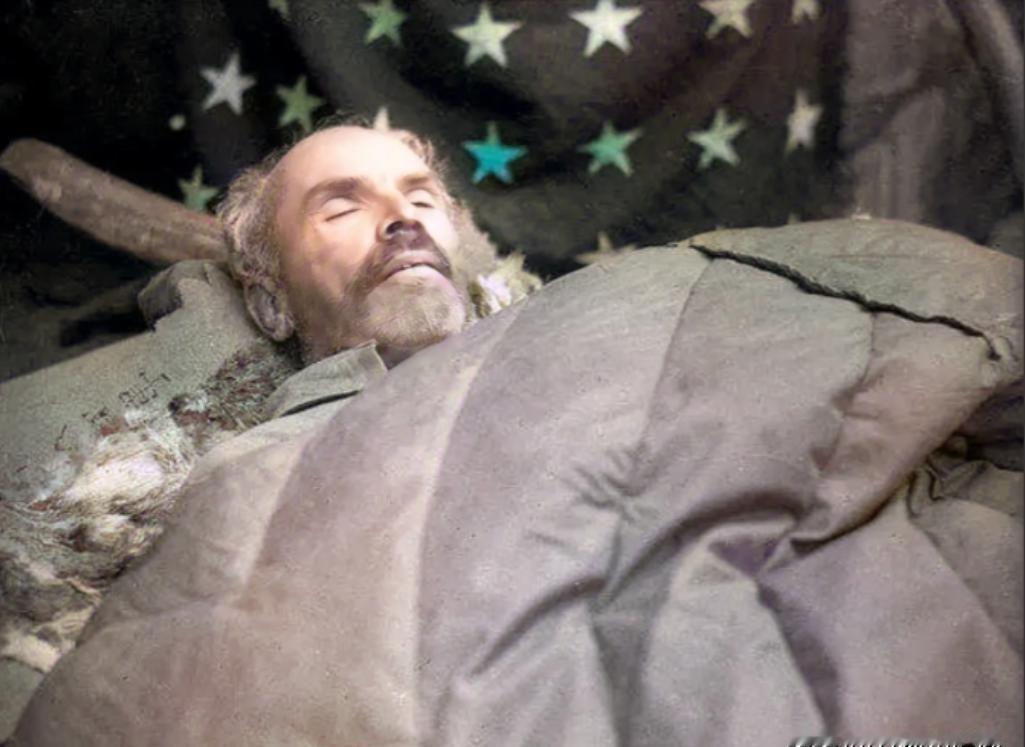 1939年，河北唐县，白求恩烈士安葬的现场，由于当时他牺牲在前线，交通队偷偷将白