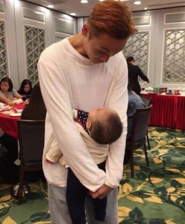 陈伟霆那么喜欢抱小孩子，那些年陪着陈伟霆一起长大的外甥女，到现在抱自己的宝宝​