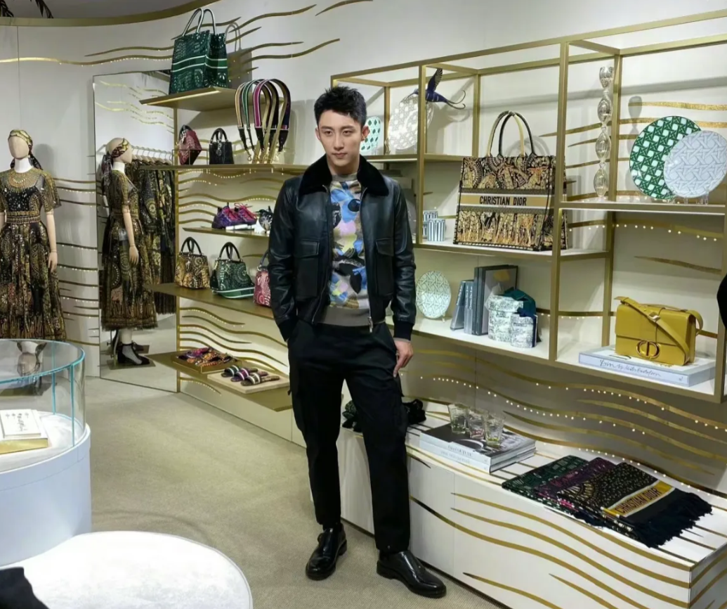 店里偶遇黄景瑜，被他帅到了！他的银幕形象让人觉得他是一个粗糙的硬汉，高高壮壮大