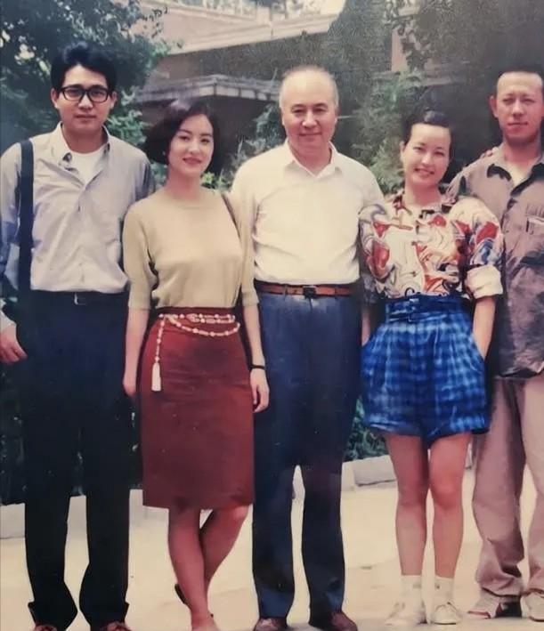 年轻时的刘晓庆，其实相貌底子很好，皮肤白、五官明艳，只是当年内地的穿搭风格普遍偏