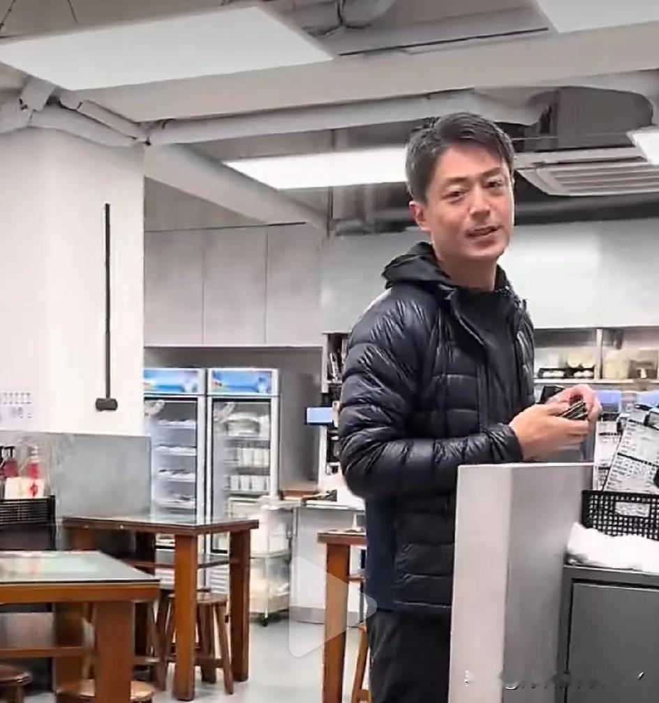 1月21日，有网友晒出视频，称自己在台湾某饭店吃饭时，偶遇了霍建华，霍建华直接帮