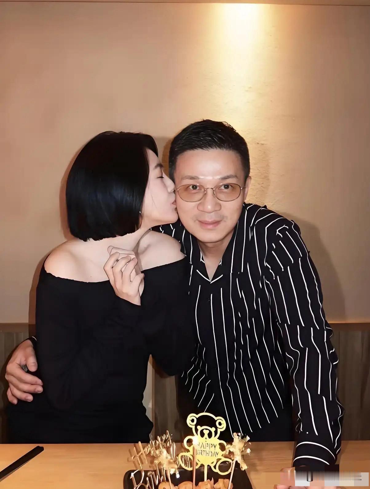 小S给老公许雅钧过56岁生日，办了一场家宴。她闭着眼亲老公，结果许雅钧一脸淡定，