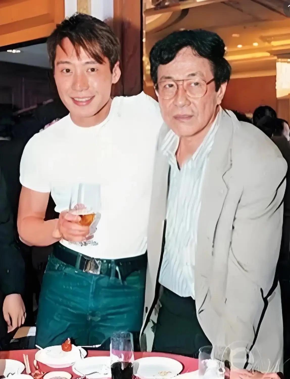 今儿个跟大伙儿唠唠黎明父子的故事。虽说爷俩儿长得像一个模子刻出来的，但气质那叫一