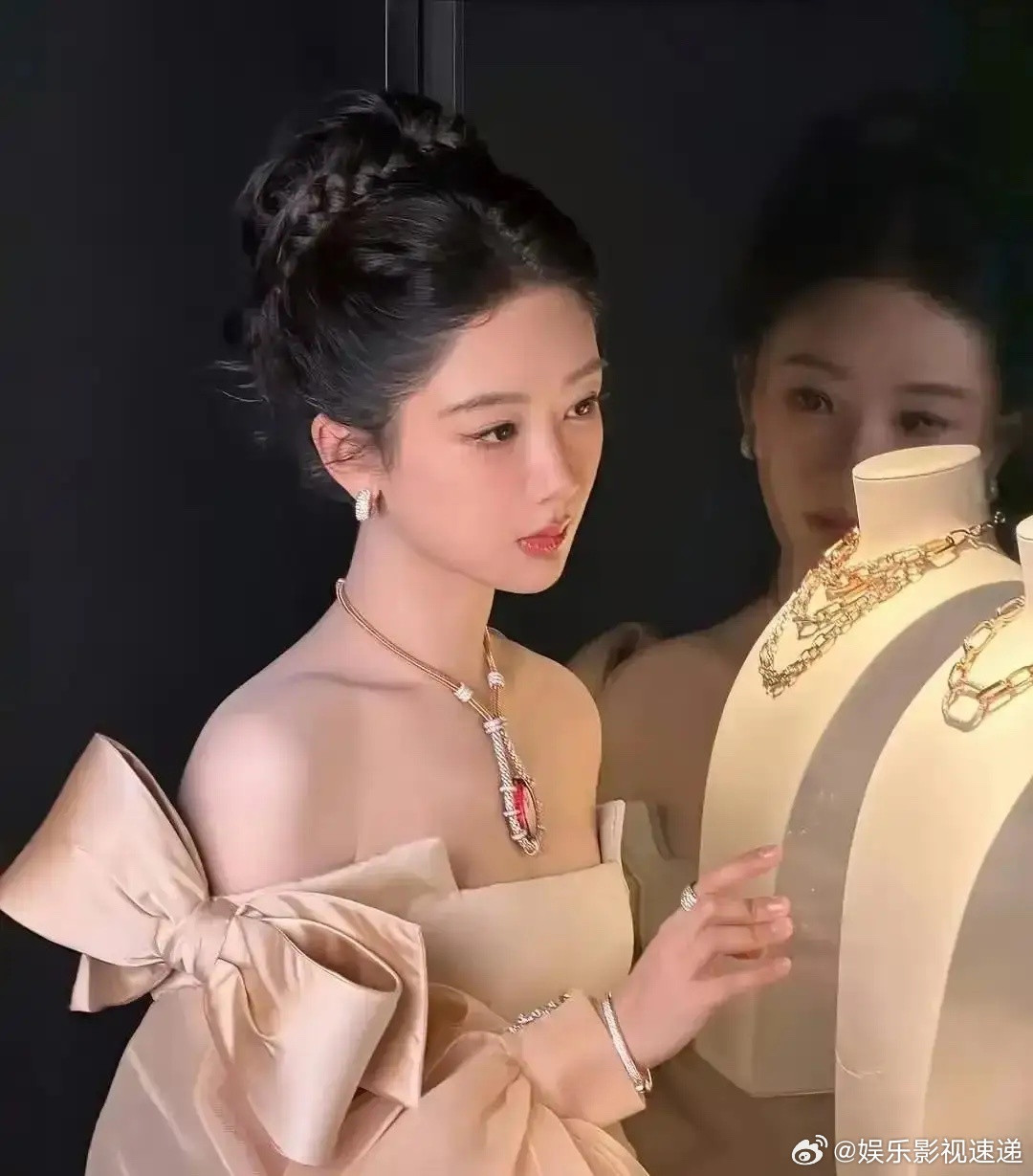 2026年微博之夜，迪丽热巴和杨紫坐在同一排。热巴被路人认出时，张嘴第一句话是：