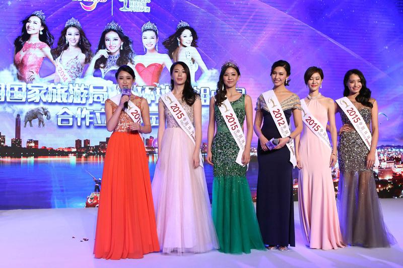 3月25日泰国万国小姐选美比赛上，巴吞他尼府佳丽自我介绍时牙贴片突然脱落。这画面