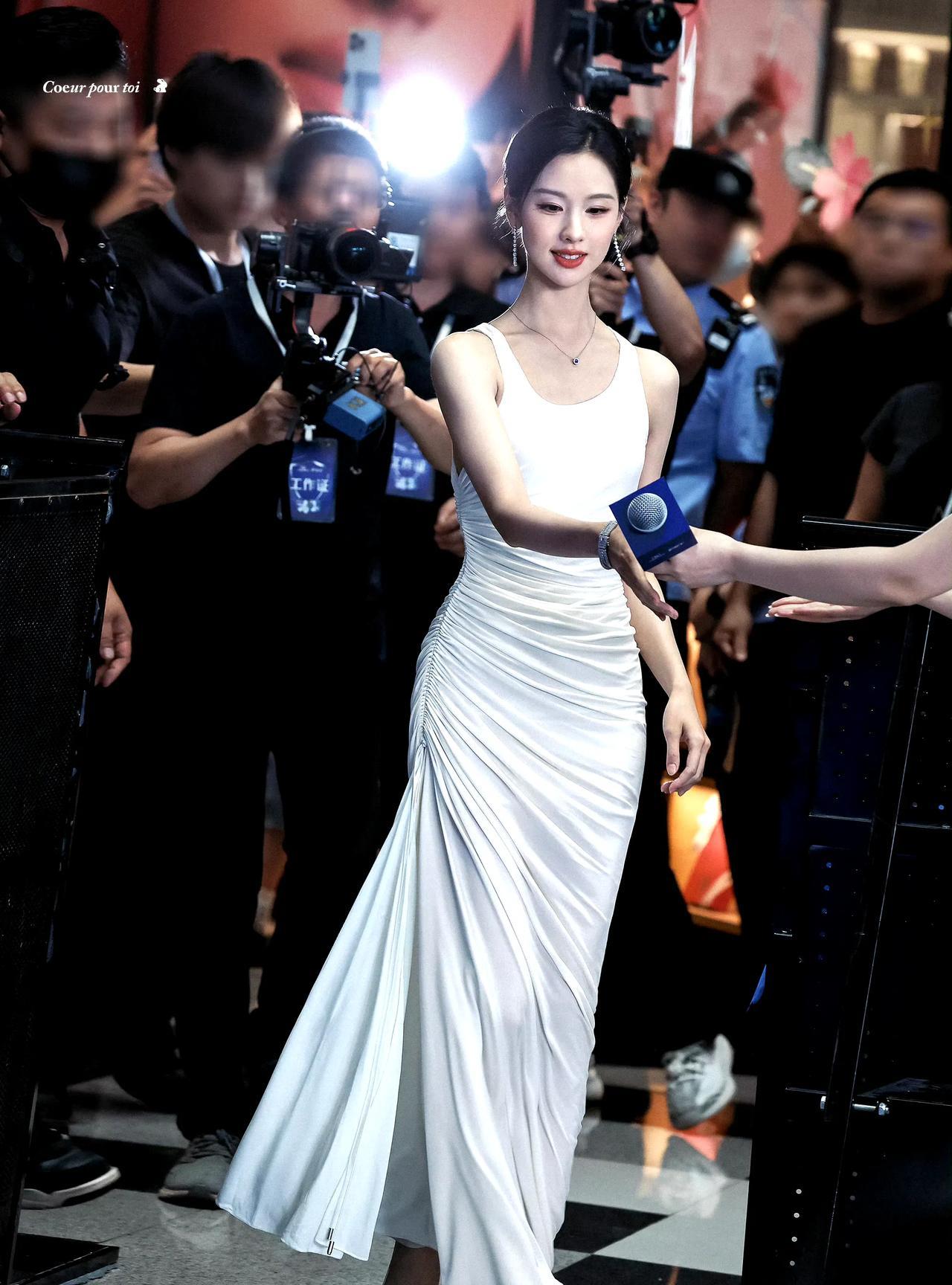 #陈都灵#白裙裁成月光的模样，褶皱里流淌着柔润的光泽。盘发挽起时，颈间碎钻与耳畔