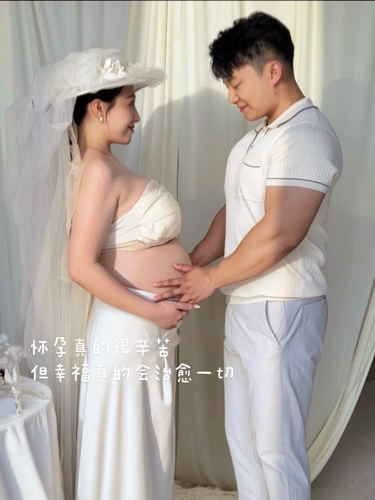 “就这般望着你” 我看着你 你看着她 她看着我…