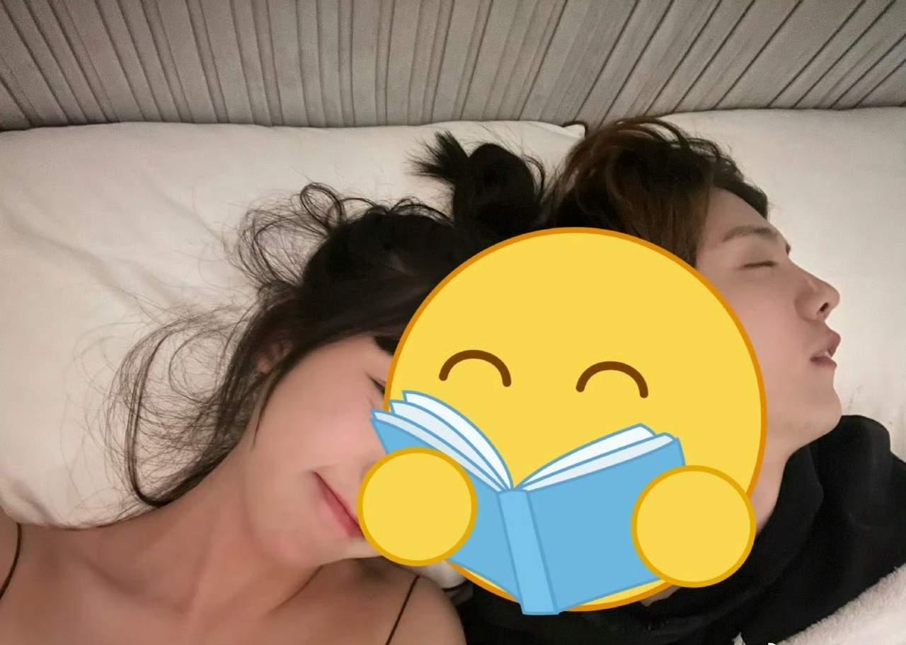 大家本来还在那纠结他和关晓彤到底分没分，结果这哥们儿直接甩出一张“王炸”——不是
