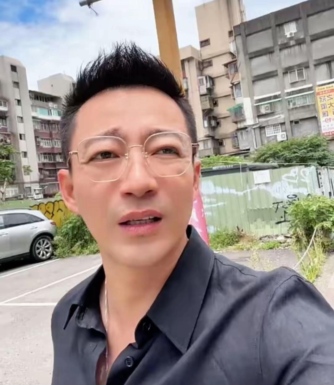 汪小菲嫌湾湾太热了但是也没有办法，还要执行两周一飞的约定。玥玥渐渐长大也越来越依