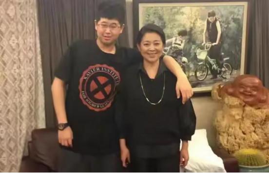 66岁倪萍在访谈里聊到儿子虎子坚决不结婚，眼泪当场掉下来，她说自己40岁拼死生下