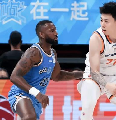 上海男篮时隔24年重返CBA总决赛创CBA历史。CBA季后赛四强赛，上海男篮绅士