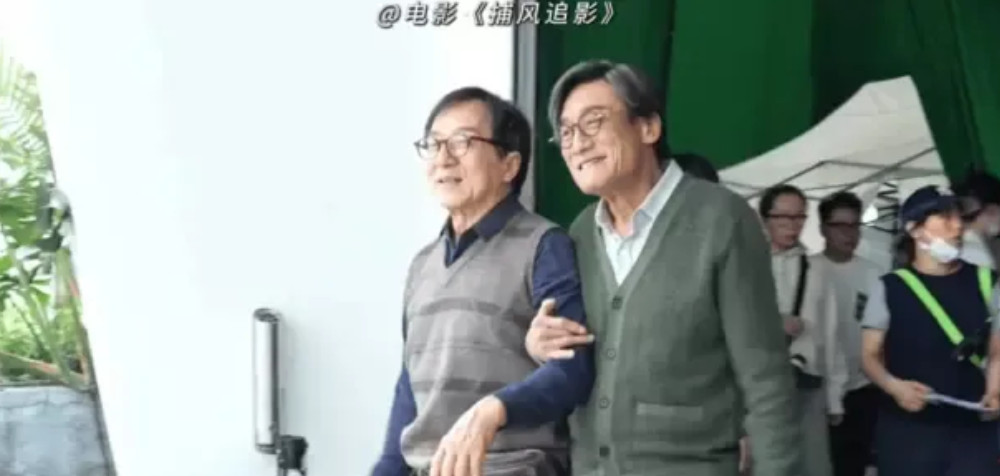 67岁梁家辉与71岁成龙，片场手挽手上下班！两人时隔20年再合作。
