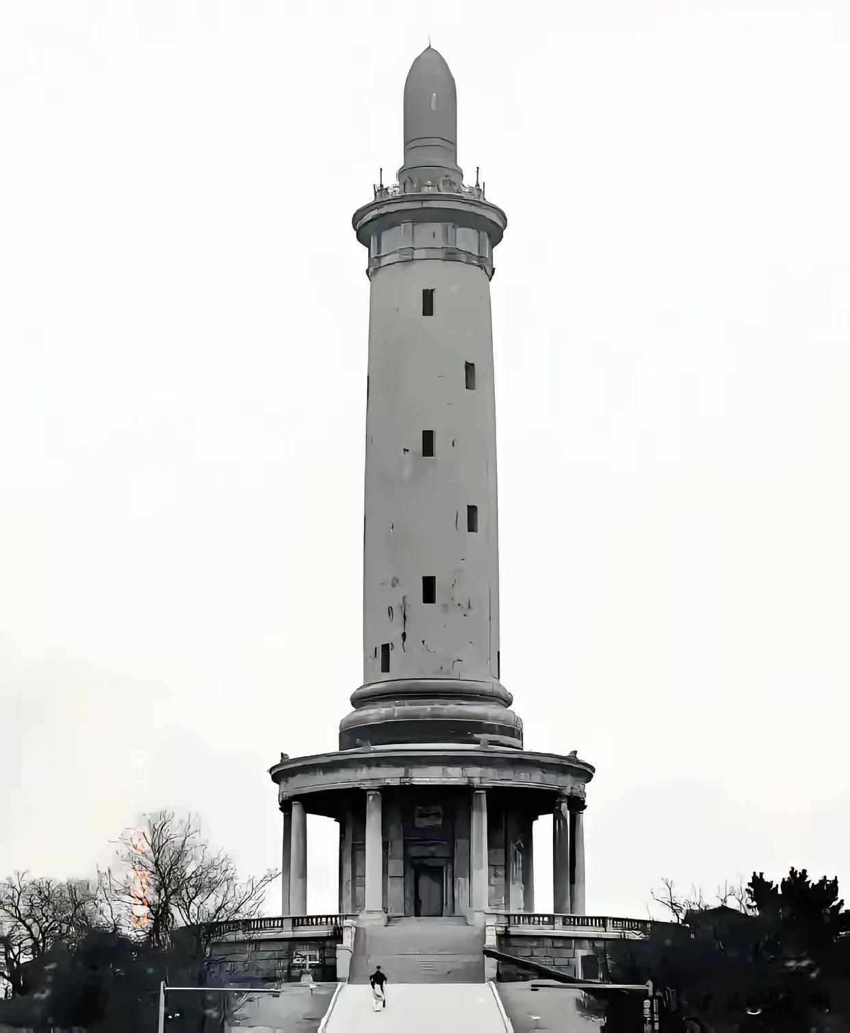 太蹊跷了！大连旅顺，一座老塔刚传出要拆，日本立马跳脚，开口就讨“废料”，结果地基