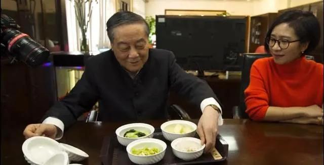 中国式的父母就是这样，一切都是为了孩子。宗庆后一年花费不超过五万，脚上永远是一
