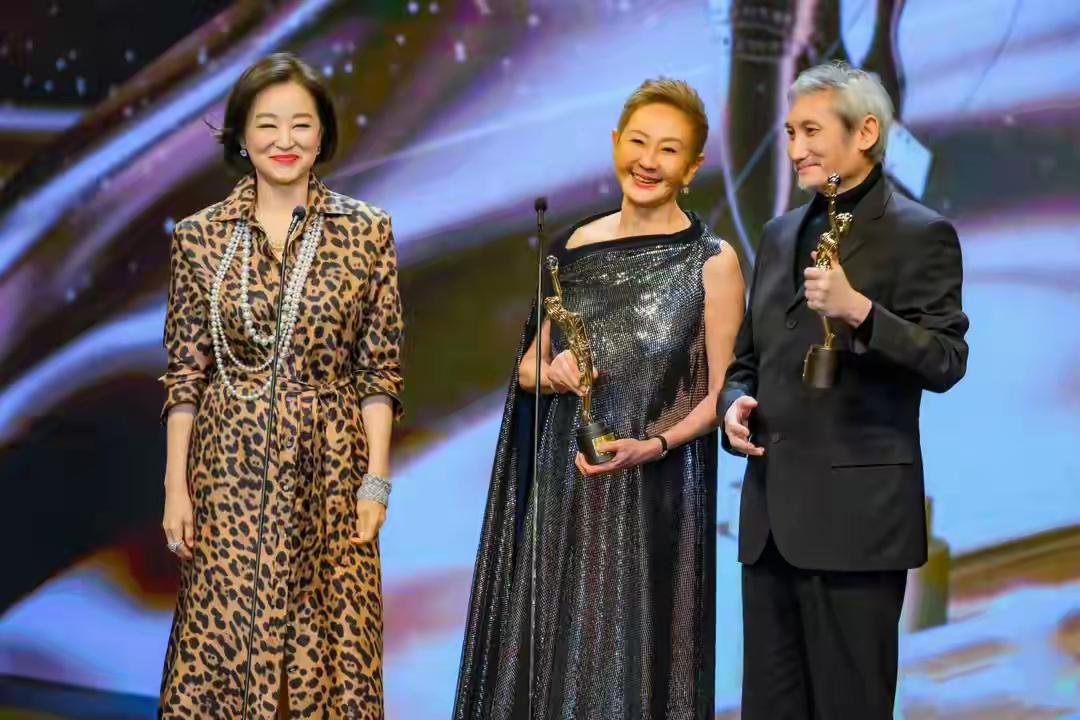 年轻时选择丁克对于女性来说不公平，施南生就是一个例子。晚年时候的她孑然一身，最后