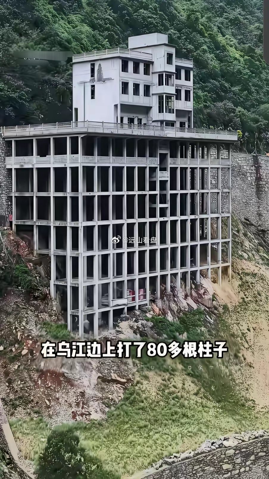 中国建筑史上的奇迹，重庆乌江边一户人家狂砸100多万立起80多根柱子，建起一栋漂